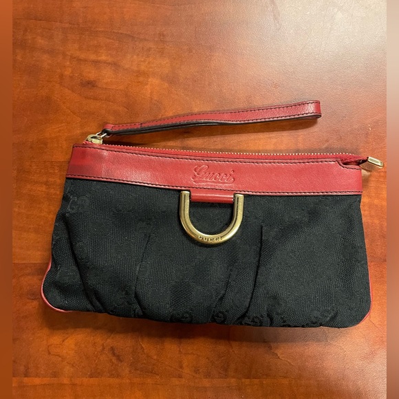 Gucci Handbags - Gucci Wristlet